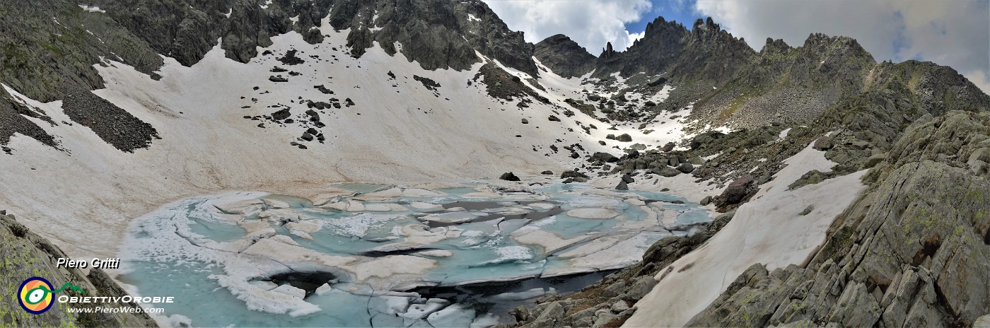 30 Lago del Vallone (2226 m) in disgelo con vista sui Corni di Sardegnana.jpg